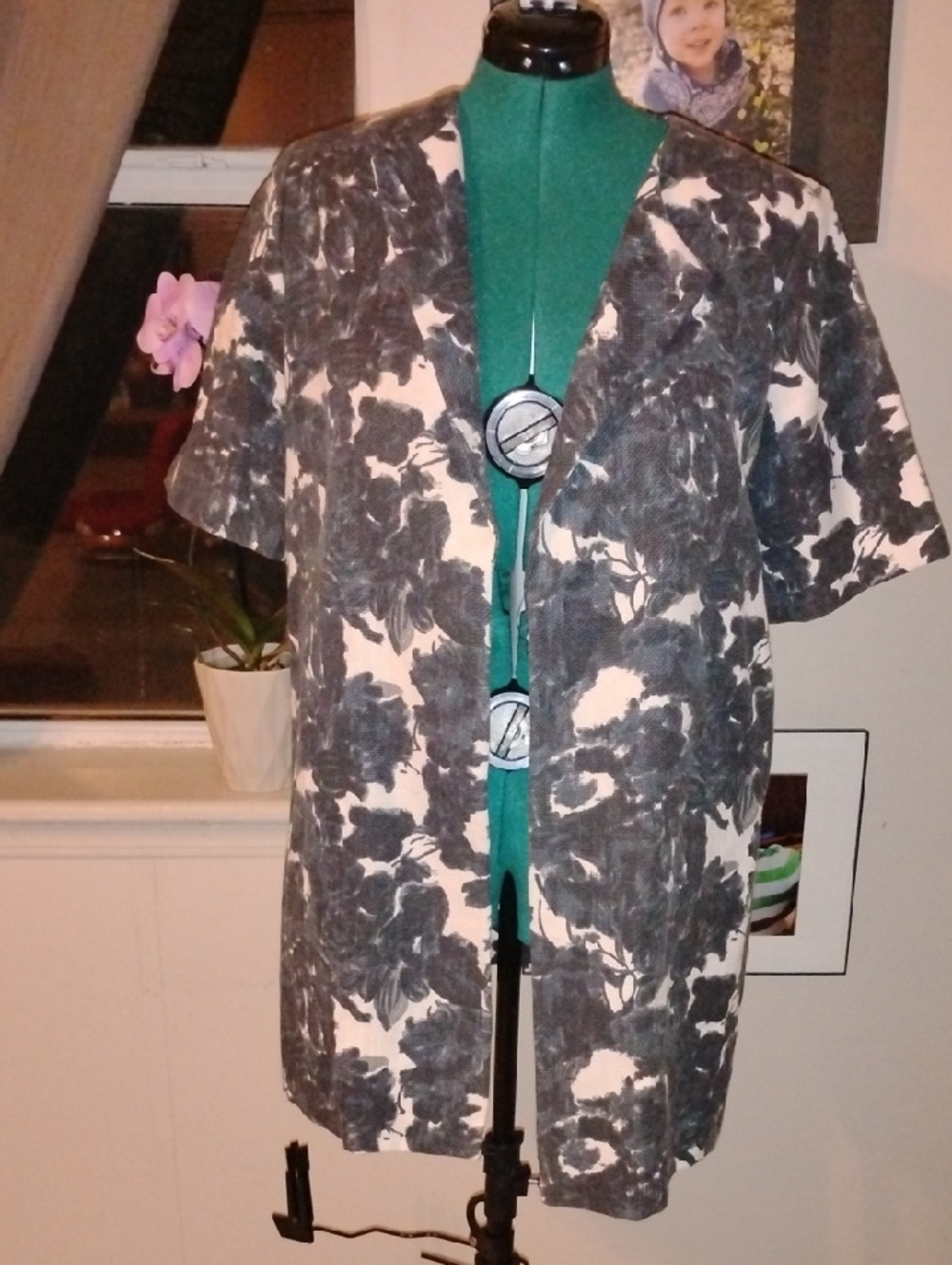Focus 2000 Gray and White Floral Open-Front Blazer